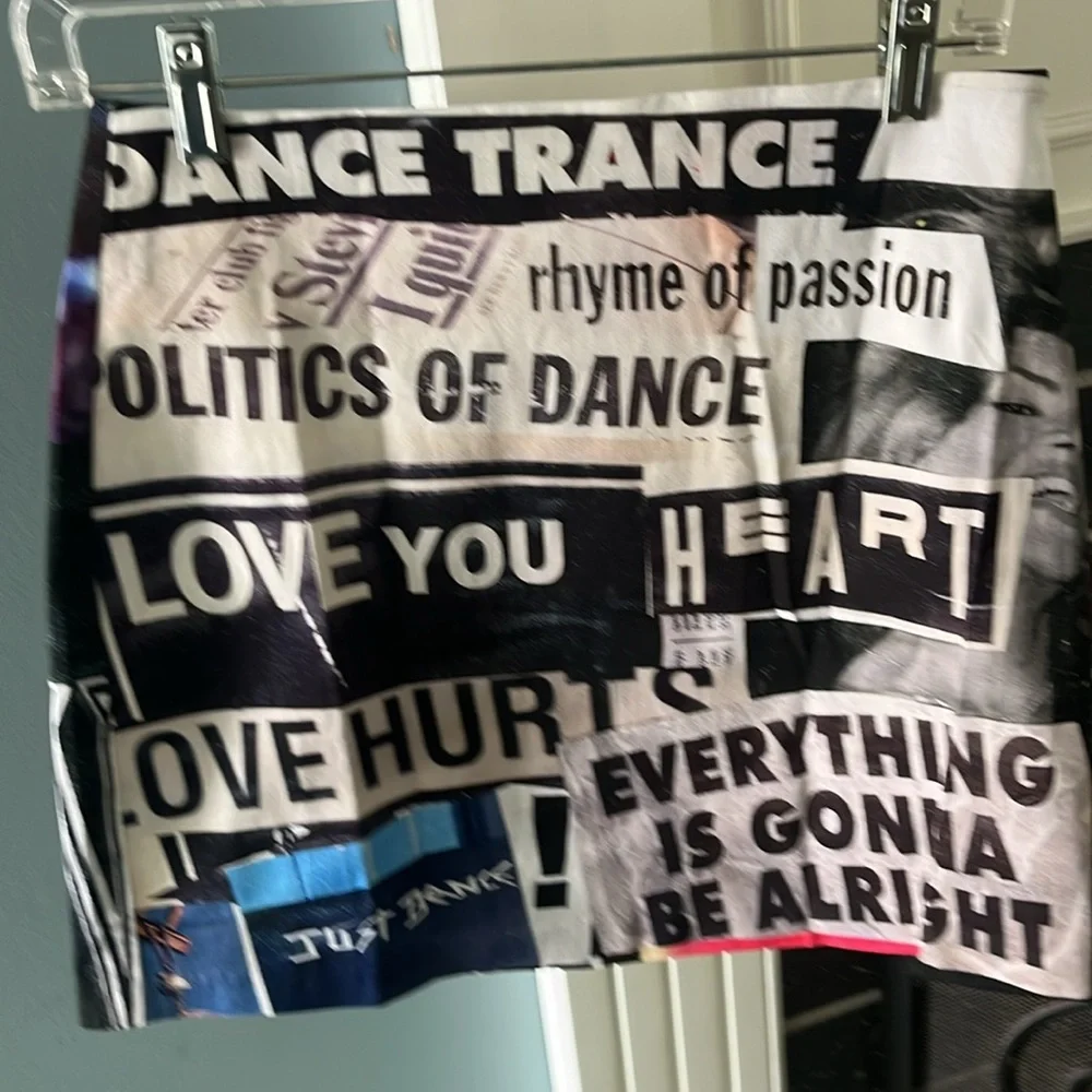 Desigual Slim Newspaper Mini Skirt - Picture 10 of 16